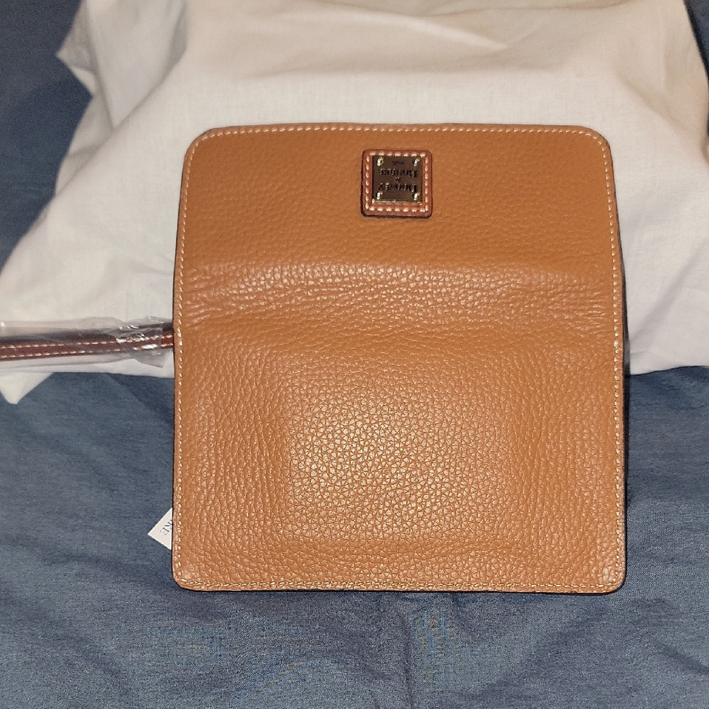 Dooney & Bourke Tan Wristlet. - Picture 6 of 8